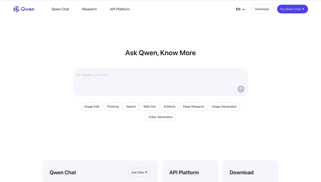تصميم يوضح روبوت الدردشة Qwen من Alibaba كمساعد ذكي جديد بالذكاء الاصطناعي في 2025
